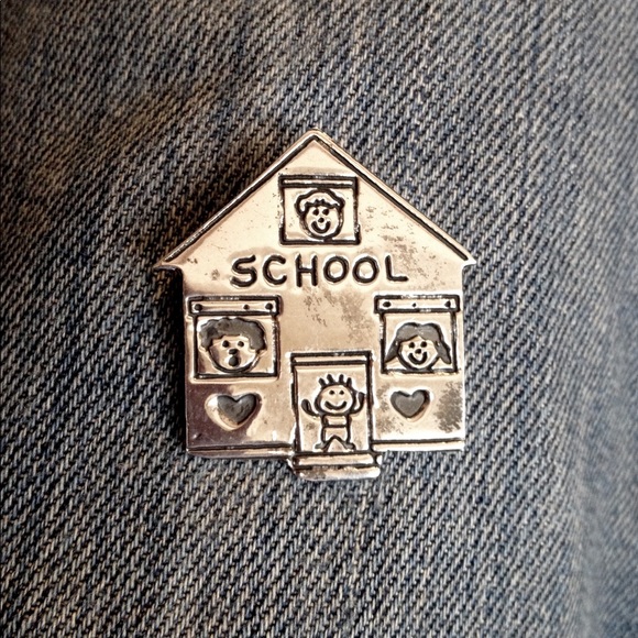 Vintage Silver School Kids Brooch - Picture 8 of 8